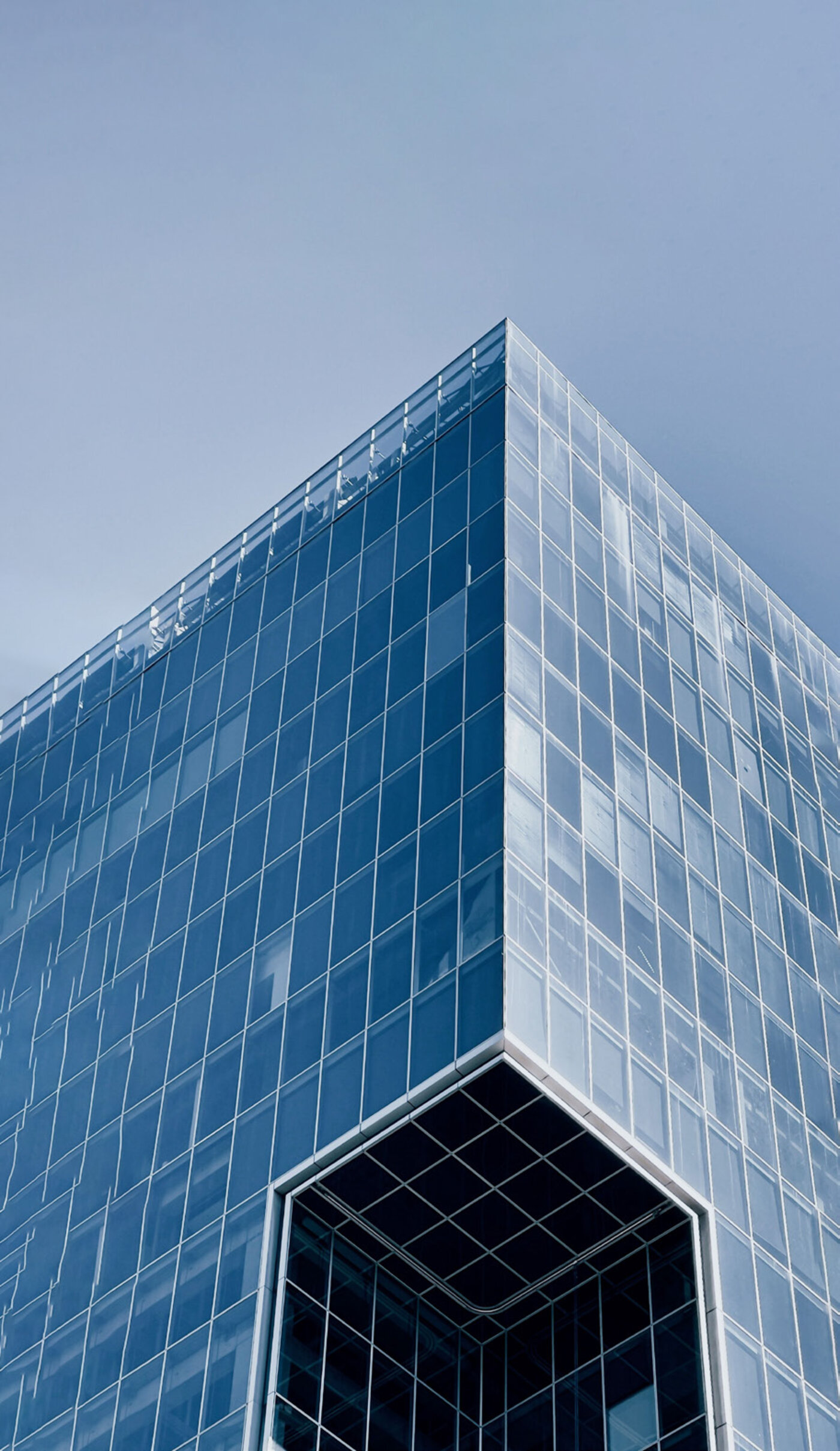 Edificio corporativo de cristal, sede simbólica de la práctica legal de NOVA LEGAL